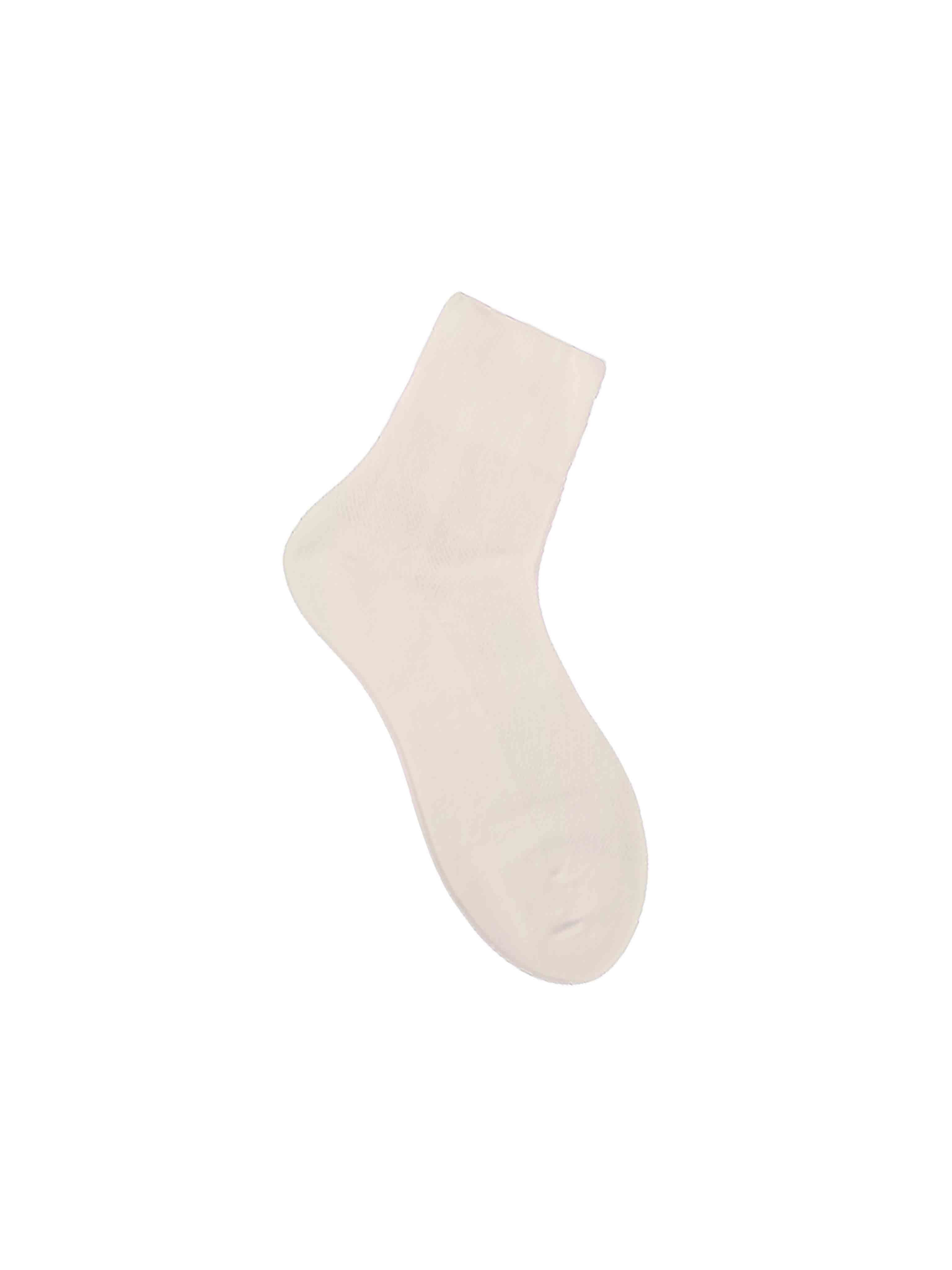 media amarillo pastel de niña