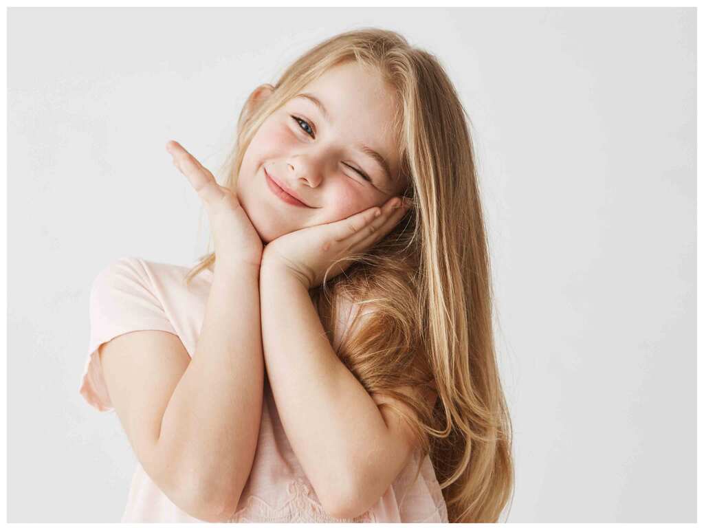 niña haciendo muecas tiernas